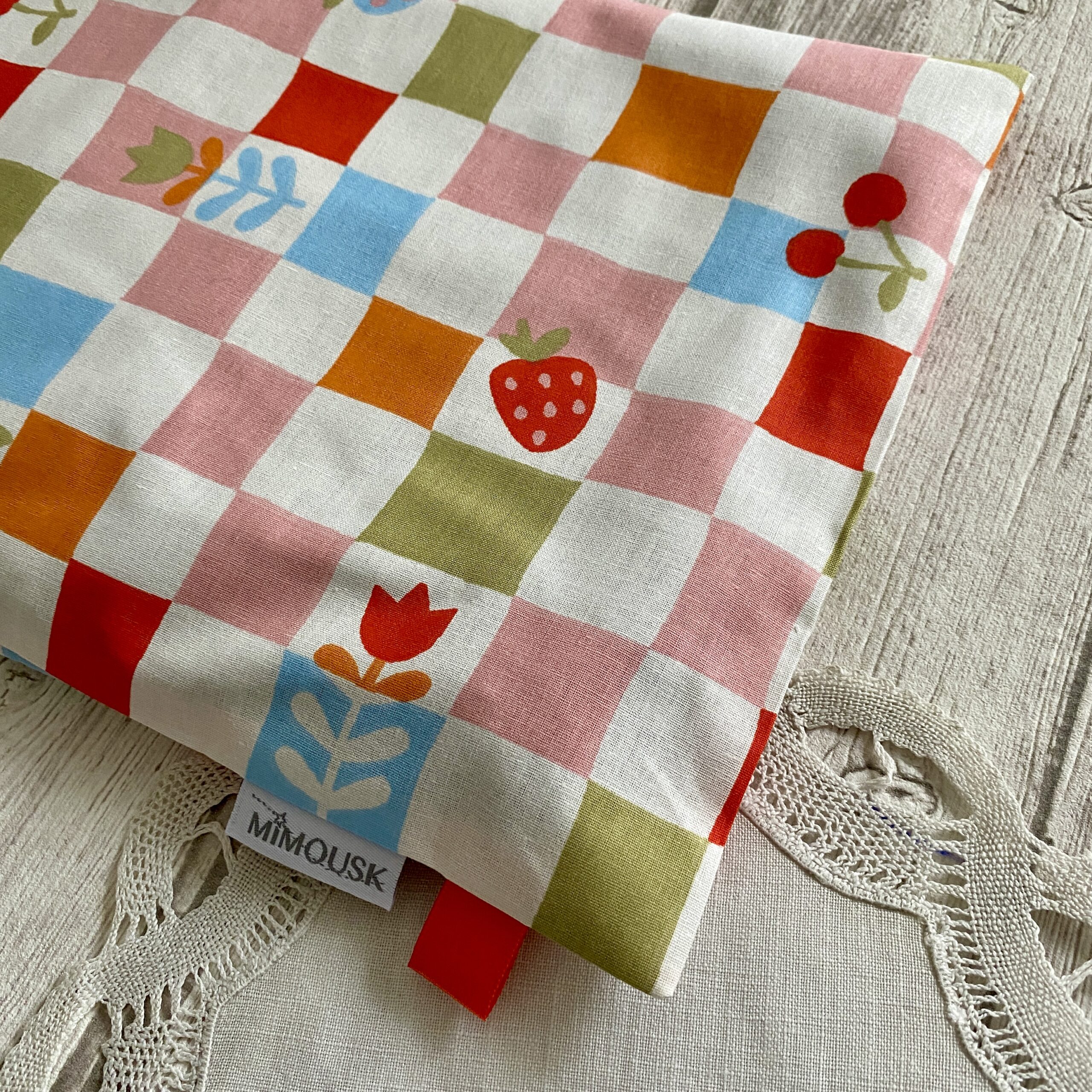 Bouillotte rectangulaire en graines de lin bio / Damier fruits, écru rose ciel – Image 2