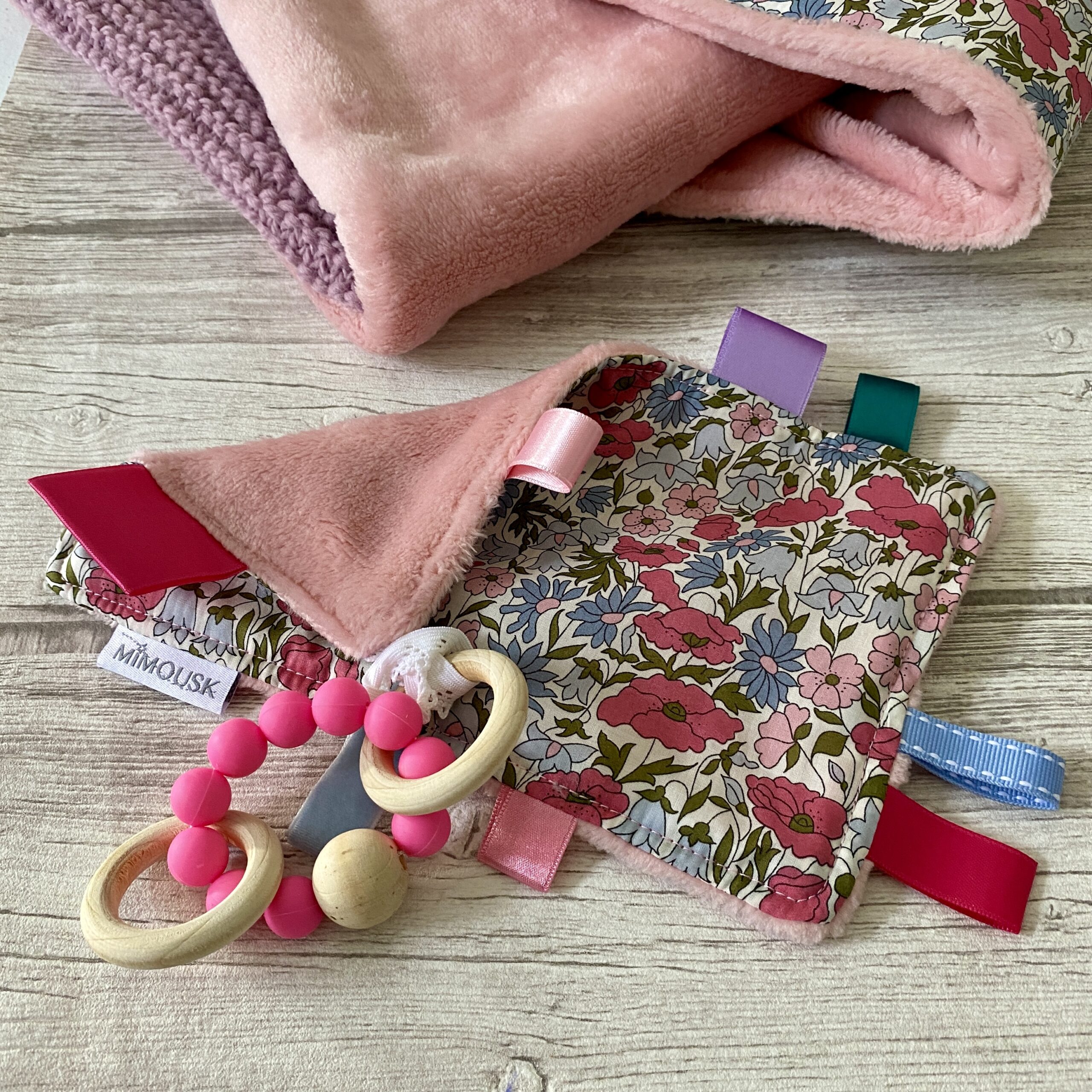 Doudou anneau de dentition, bois et silicone/ Liberty Poppy hortensias/ Rose – Image 2