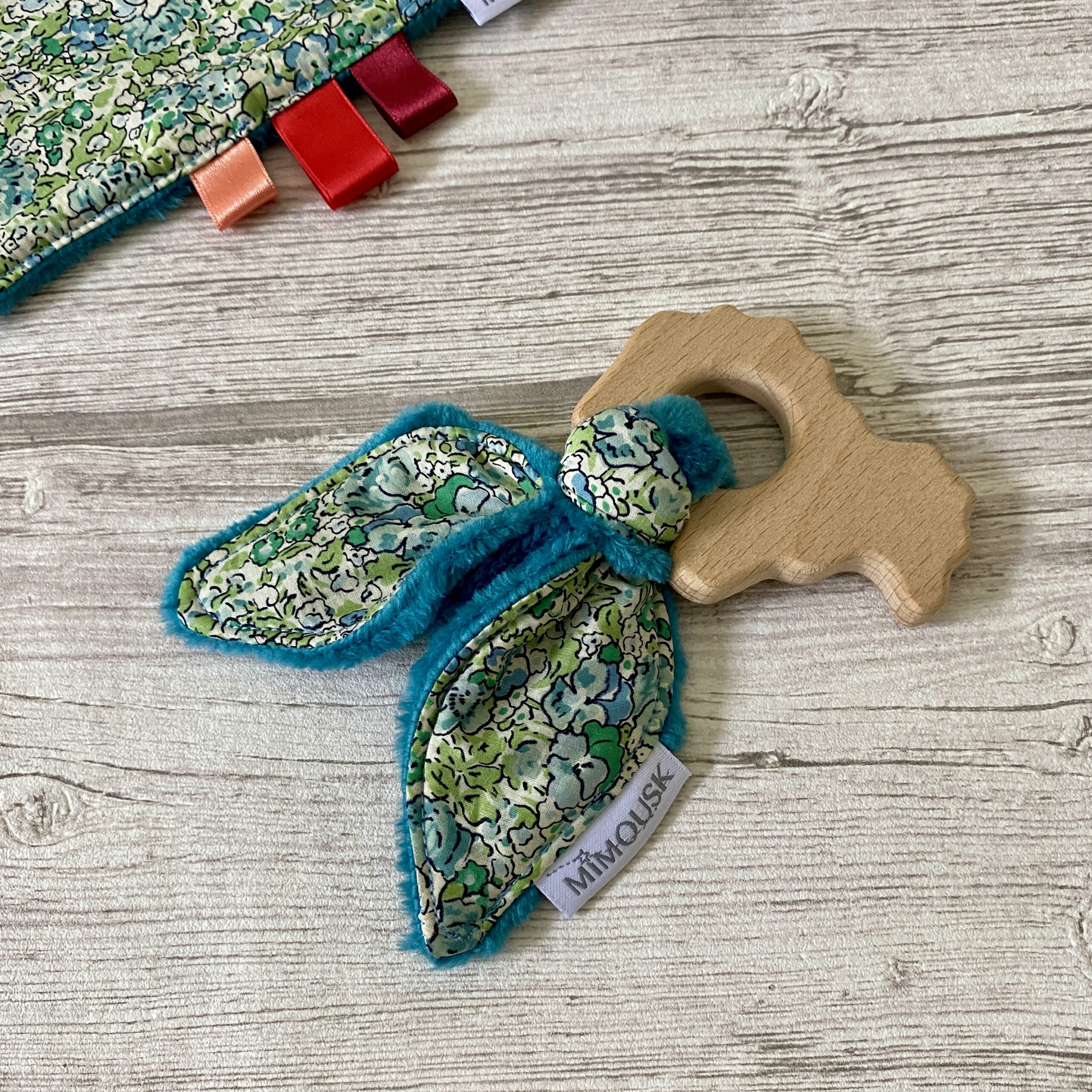 Hochet oreilles / Anneau de dentition mouton, Liberty fleuri vert