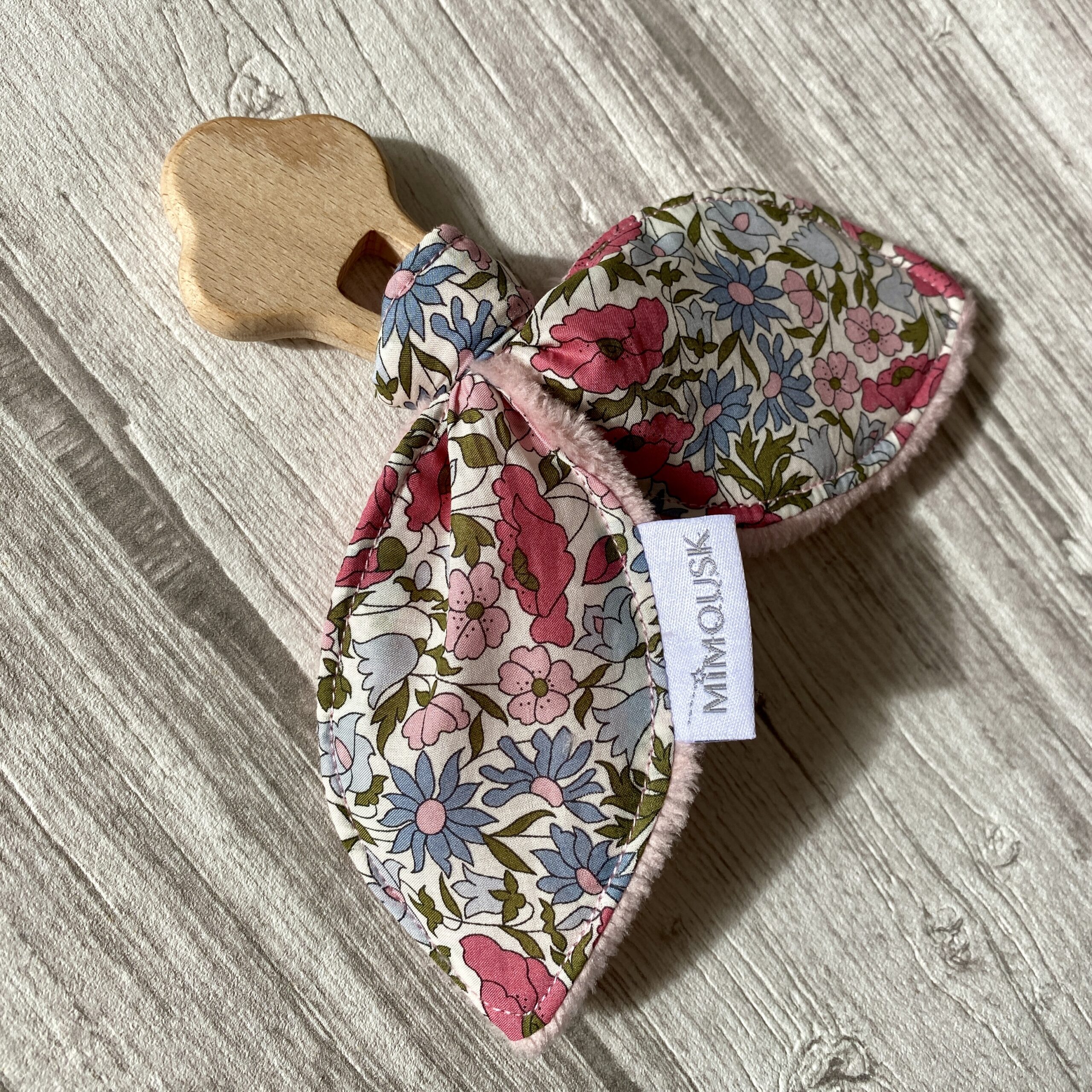 Hochet oreilles / Anneau de dentition bois -Liberty Poppy hortensias Rose – Image 3