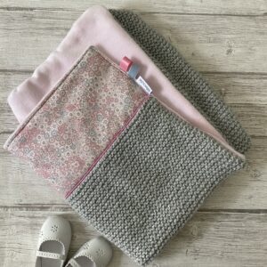 Couverture tricotée main et polaire/ Fleurie pastel / Rose Gris Ciel