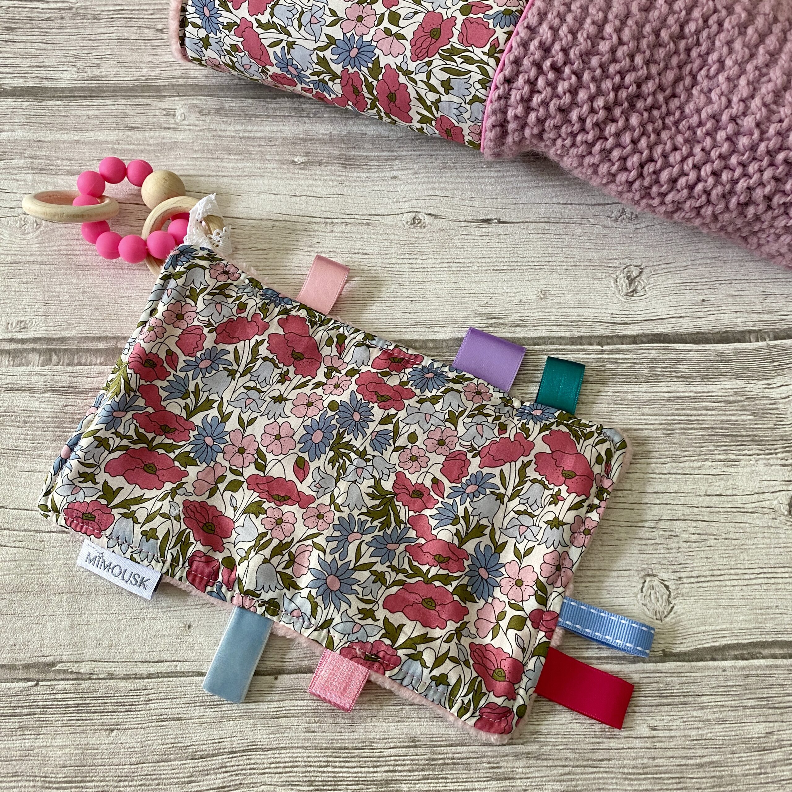 Doudou anneau de dentition, bois et silicone/ Liberty Poppy hortensias/ Rose – Image 3