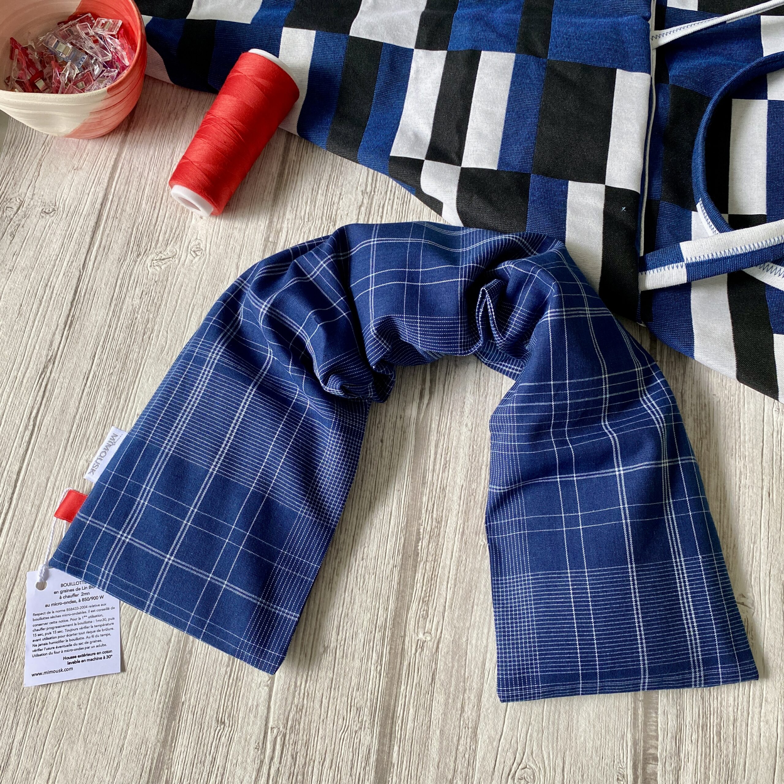 Bouillotte longue XL pour cervicales en graines de lin bio/ carreaux marine