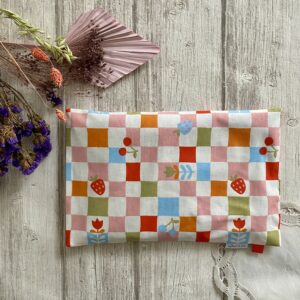 Bouillotte rectangulaire en graines de lin bio / Damier fruits, écru rose ciel